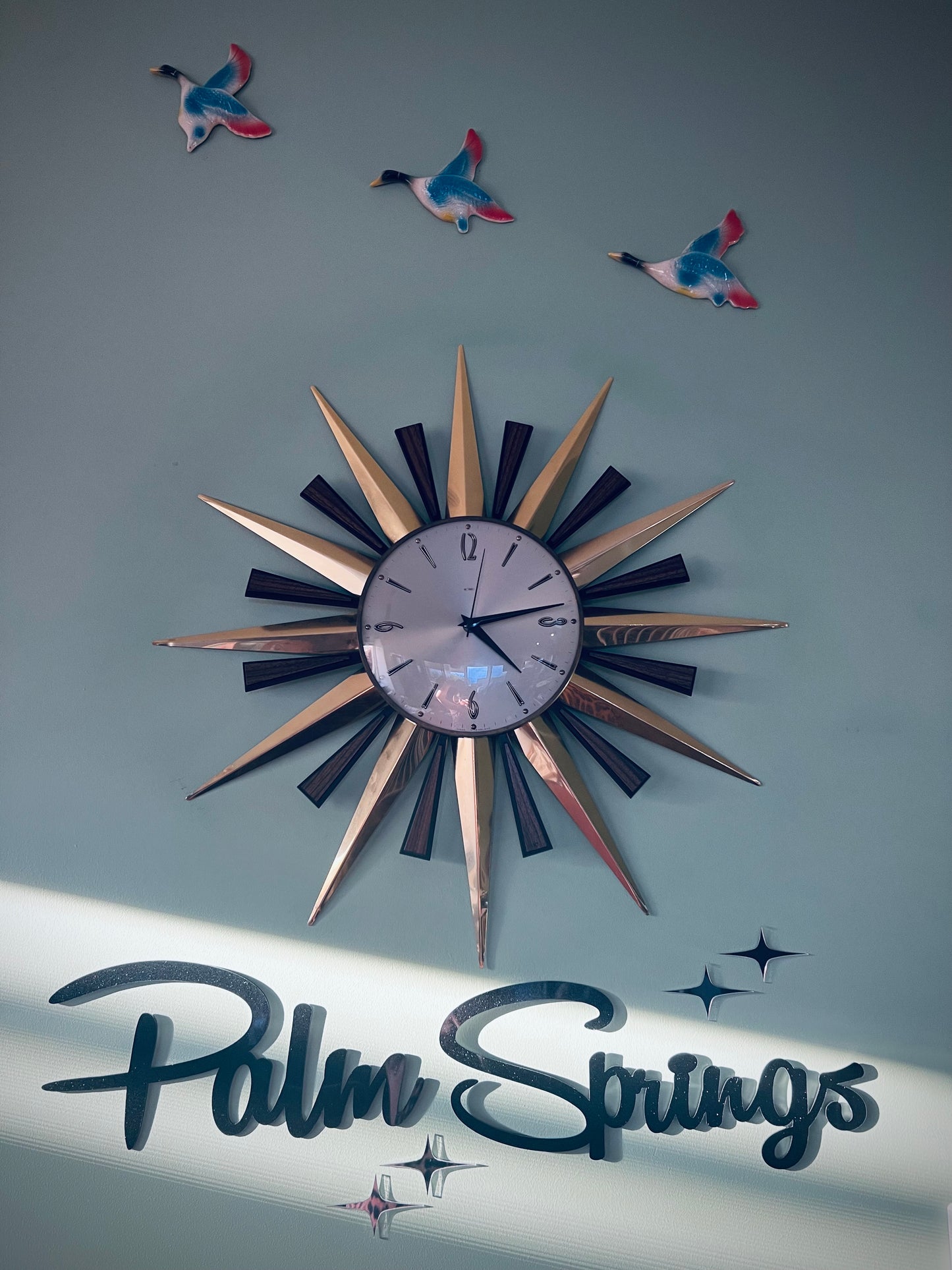 Plain Palm Springs Signage With Elongated Mirrored Diamonds.
